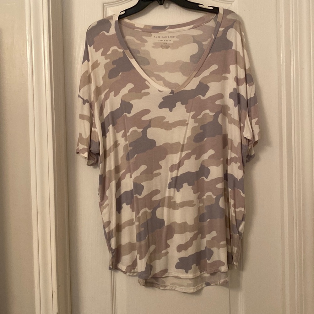 AMERICAN EAGLE camo shirt